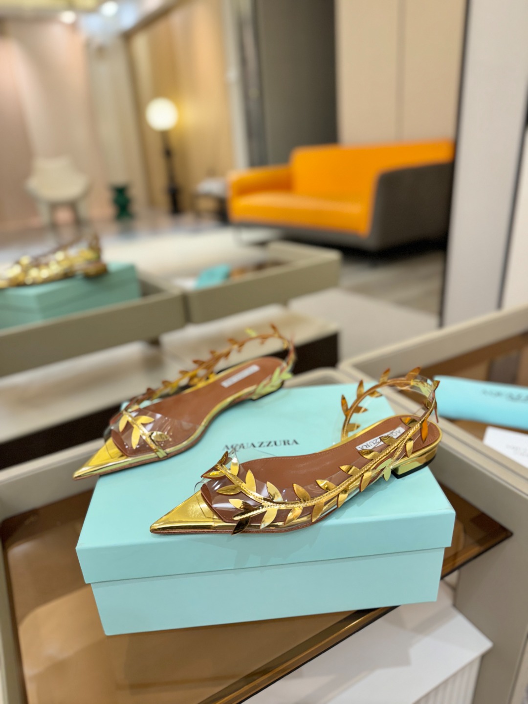 Aquazzura 🍍🍍「不追光，自己织一条星河走路」「他们说高跟才性感，我偏用平底鞋画出光的形状」「低