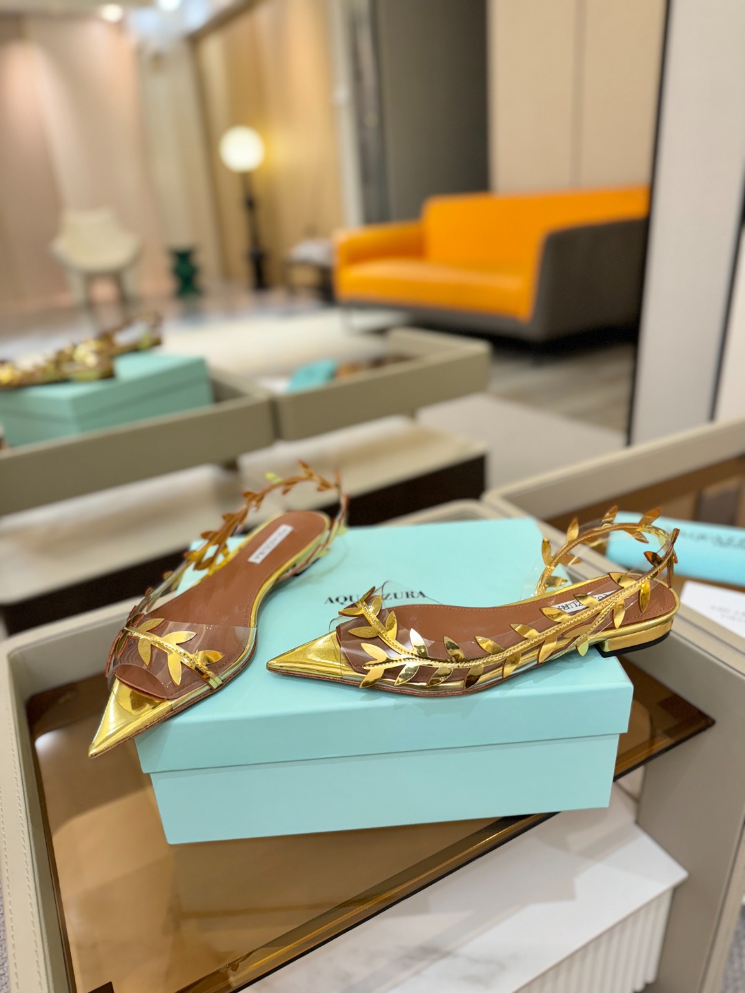Aquazzura 🍍🍍「不追光，自己织一条星河走路」「他们说高跟才性感，我偏用平底鞋画出光的形状」「低