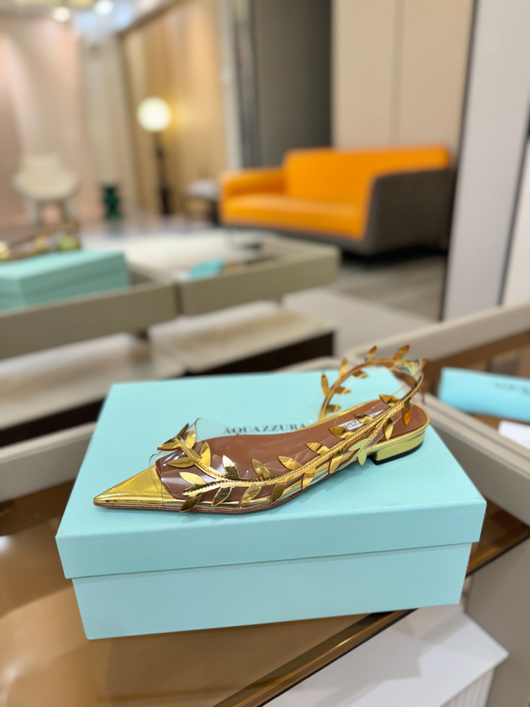 Aquazzura 🍍🍍「不追光，自己织一条星河走路」「他们说高跟才性感，我偏用平底鞋画出光的形状」「低
