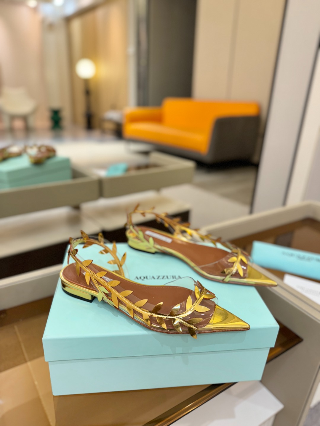 Aquazzura 🍍🍍「不追光，自己织一条星河走路」「他们说高跟才性感，我偏用平底鞋画出光的形状」「低