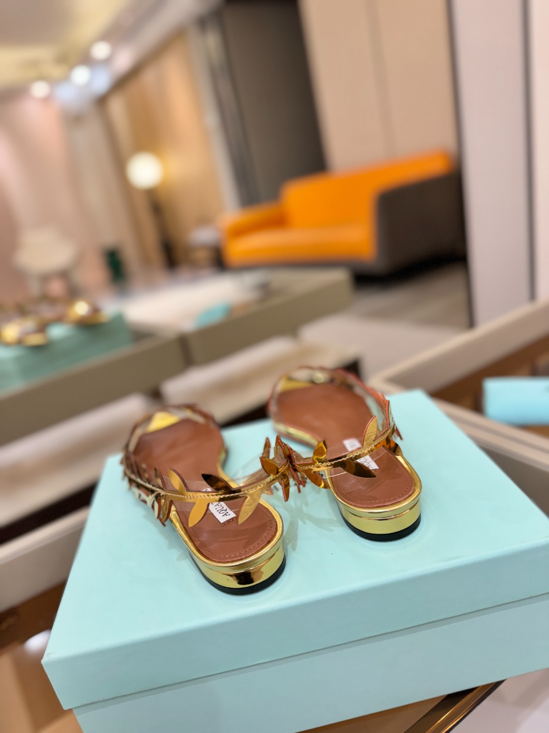 Aquazzura 🍍🍍「不追光，自己织一条星河走路」「他们说高跟才性感，我偏用平底鞋画出光的形状」「低