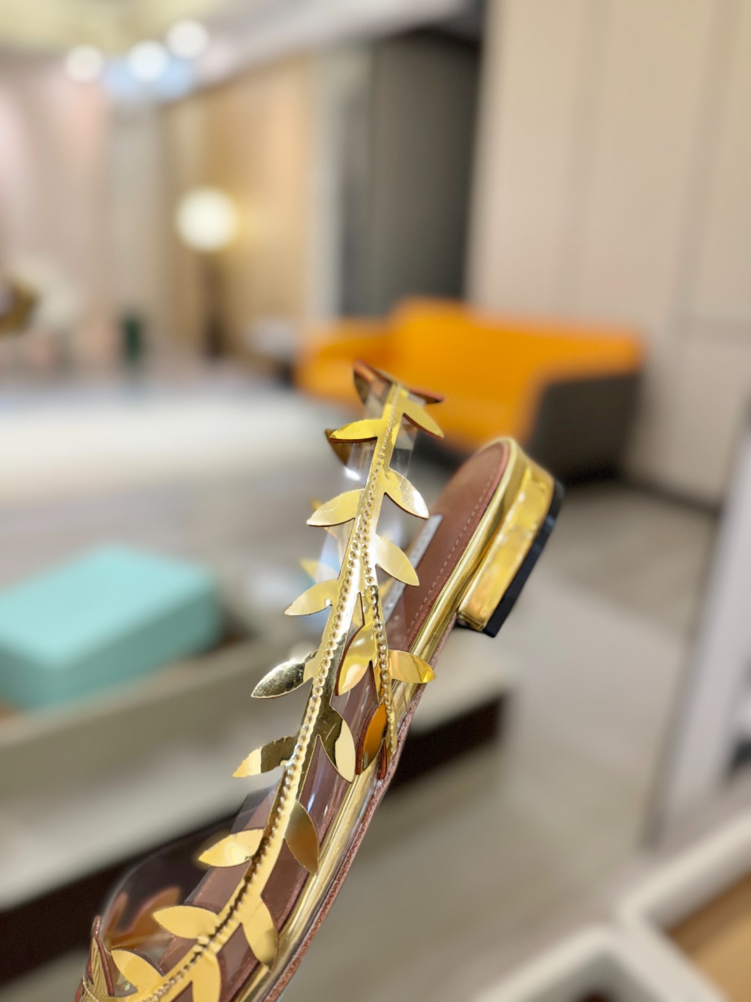 Aquazzura 🍍🍍「不追光，自己织一条星河走路」「他们说高跟才性感，我偏用平底鞋画出光的形状」「低