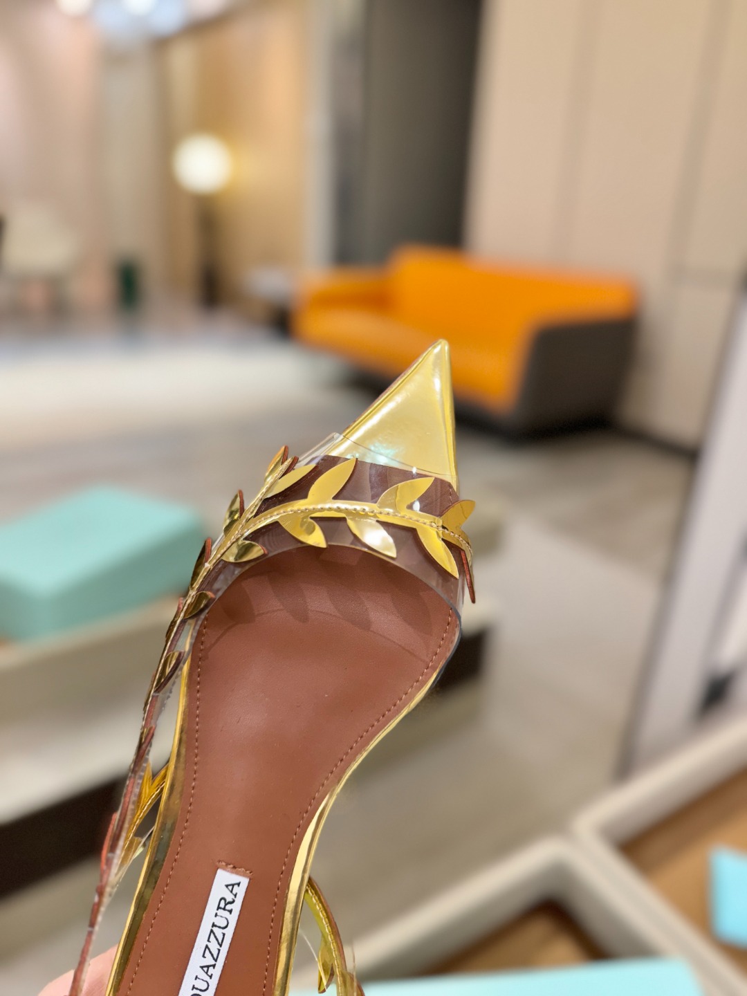 Aquazzura 🍍🍍「不追光，自己织一条星河走路」「他们说高跟才性感，我偏用平底鞋画出光的形状」「低