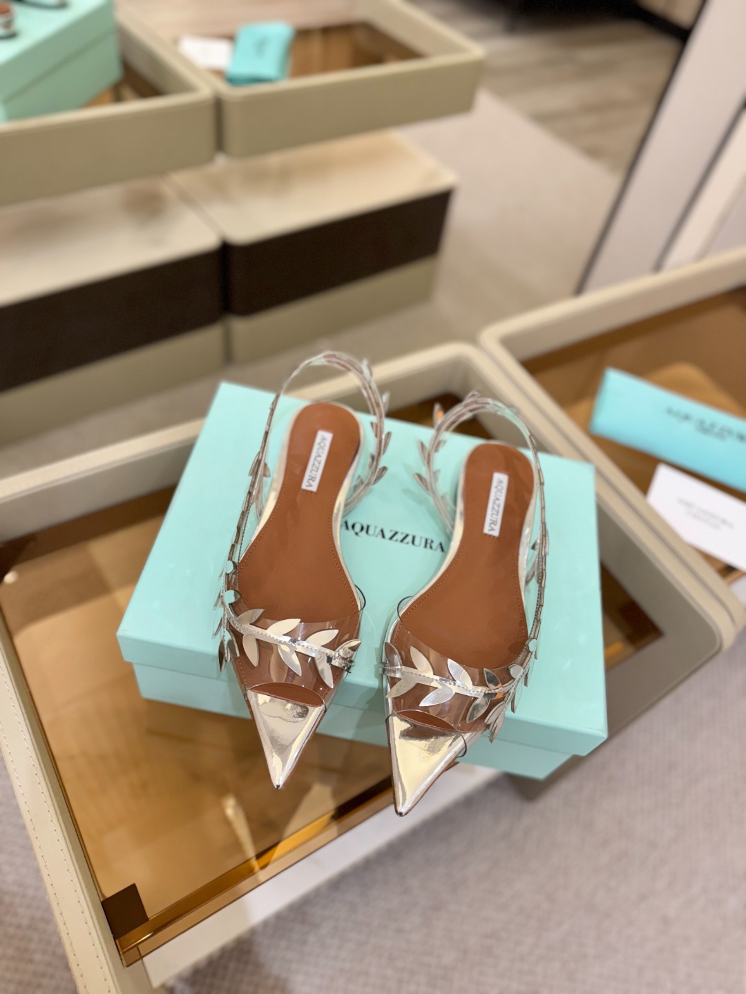 Aquazzura 🍍🍍「不追光，自己织一条星河走路」「他们说高跟才性感，我偏用平底鞋画出光的形状」「低