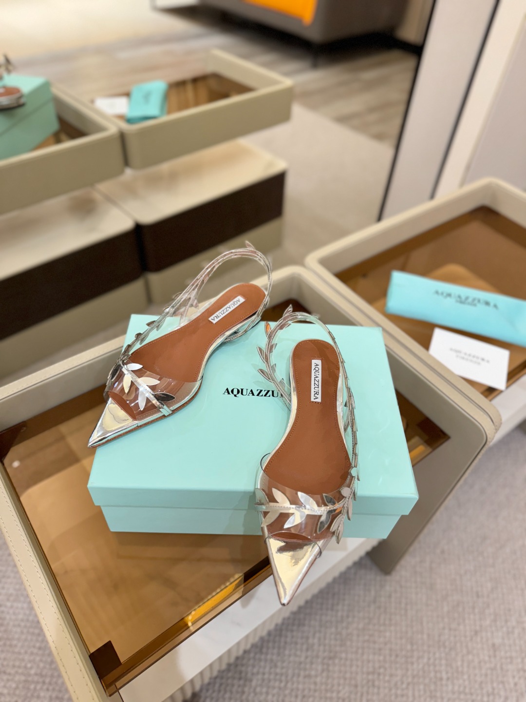 Aquazzura 🍍🍍「不追光，自己织一条星河走路」「他们说高跟才性感，我偏用平底鞋画出光的形状」「低