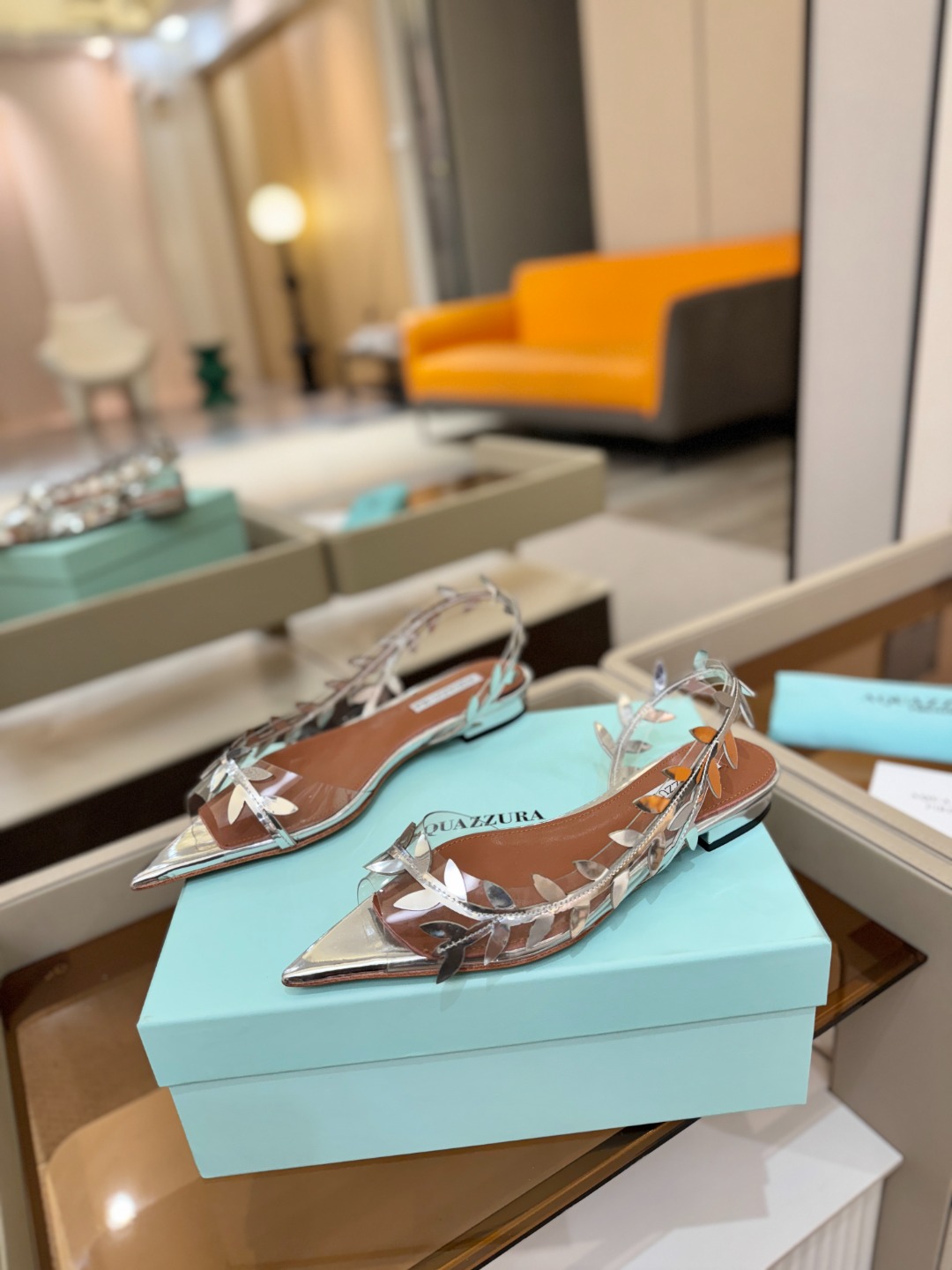 Aquazzura 🍍🍍「不追光，自己织一条星河走路」「他们说高跟才性感，我偏用平底鞋画出光的形状」「低