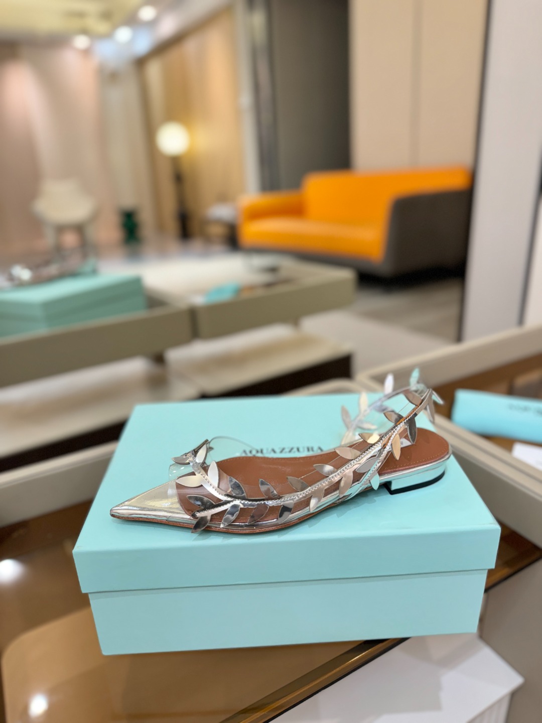 Aquazzura 🍍🍍「不追光，自己织一条星河走路」「他们说高跟才性感，我偏用平底鞋画出光的形状」「低