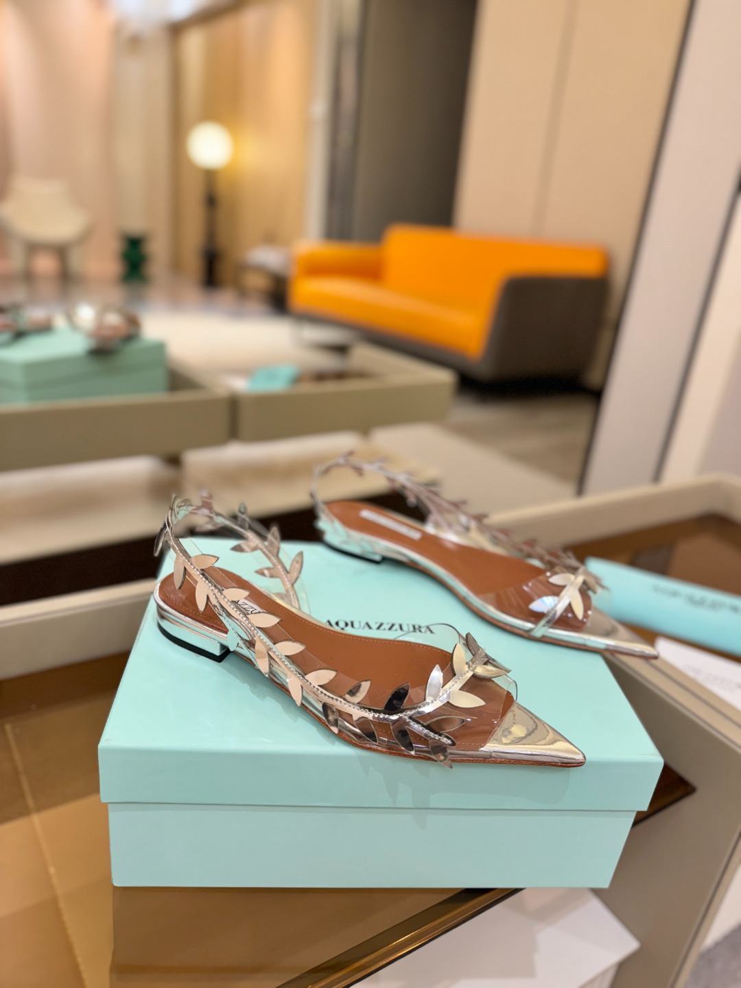 Aquazzura 🍍🍍「不追光，自己织一条星河走路」「他们说高跟才性感，我偏用平底鞋画出光的形状」「低