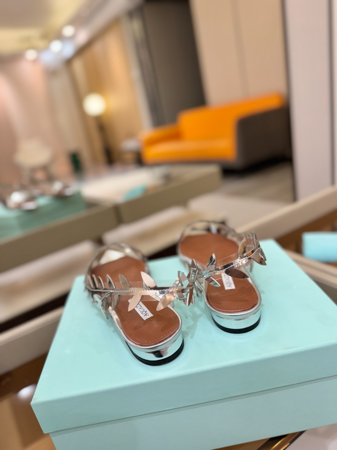Aquazzura 🍍🍍「不追光，自己织一条星河走路」「他们说高跟才性感，我偏用平底鞋画出光的形状」「低