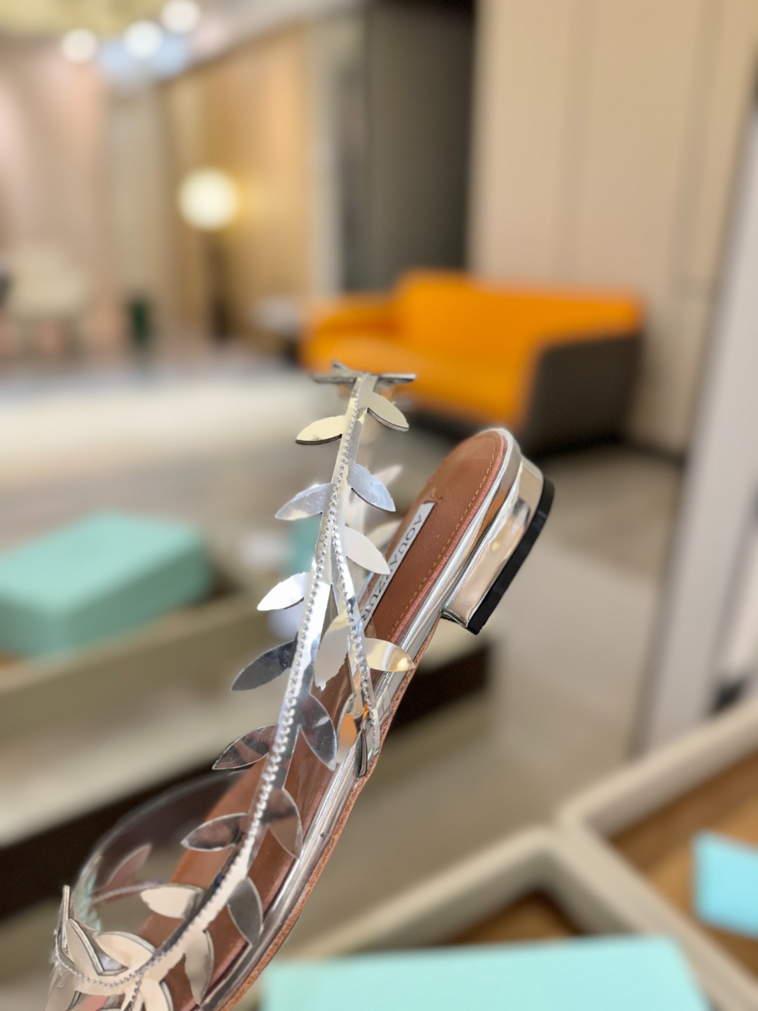 Aquazzura 🍍🍍「不追光，自己织一条星河走路」「他们说高跟才性感，我偏用平底鞋画出光的形状」「低