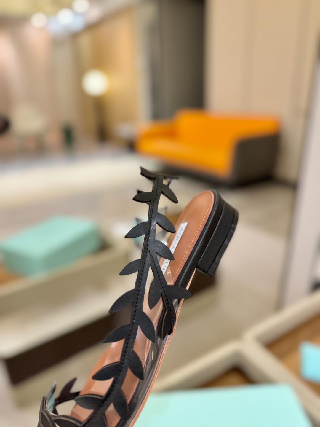 Aquazzura 🍍🍍「不追光，自己织一条星河走路」「他们说高跟才性感，我偏用平底鞋画出光的形状」「低