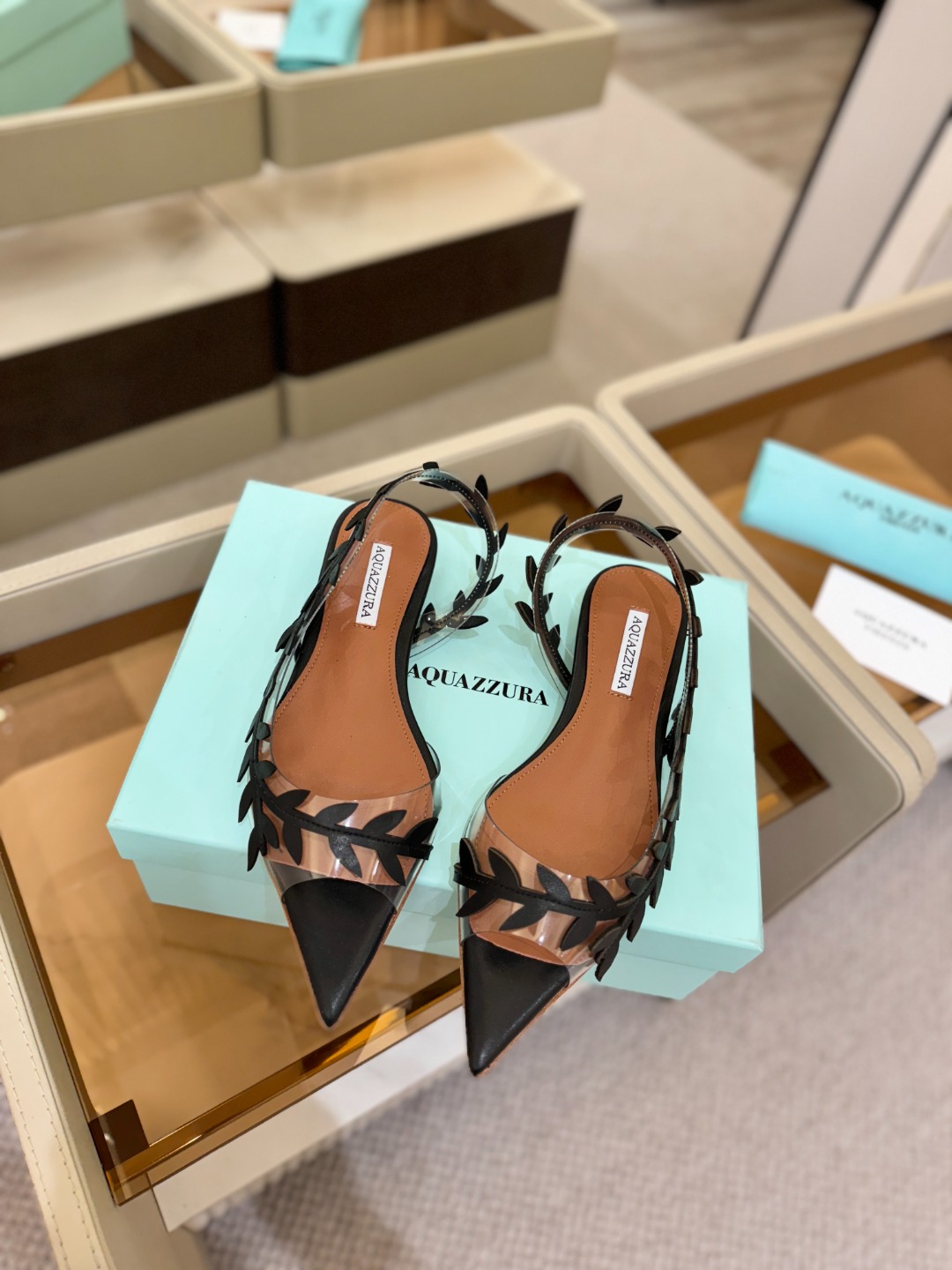 Aquazzura 🍍🍍「不追光，自己织一条星河走路」「他们说高跟才性感，我偏用平底鞋画出光的形状」「低
