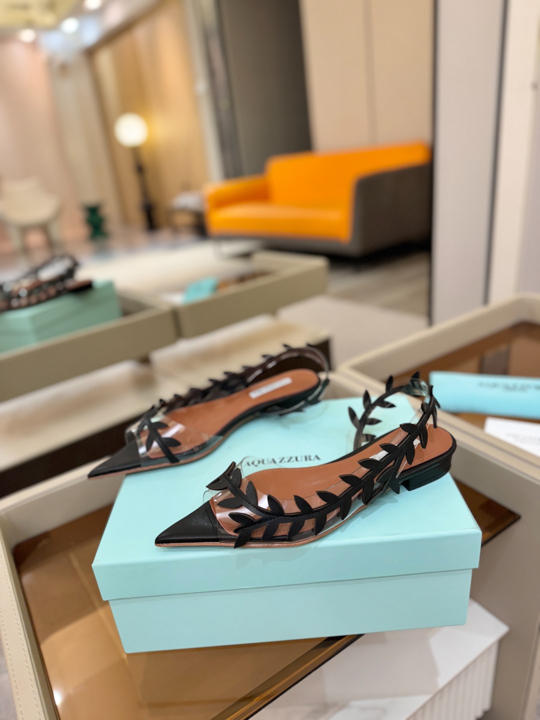 Aquazzura 🍍🍍「不追光，自己织一条星河走路」「他们说高跟才性感，我偏用平底鞋画出光的形状」「低
