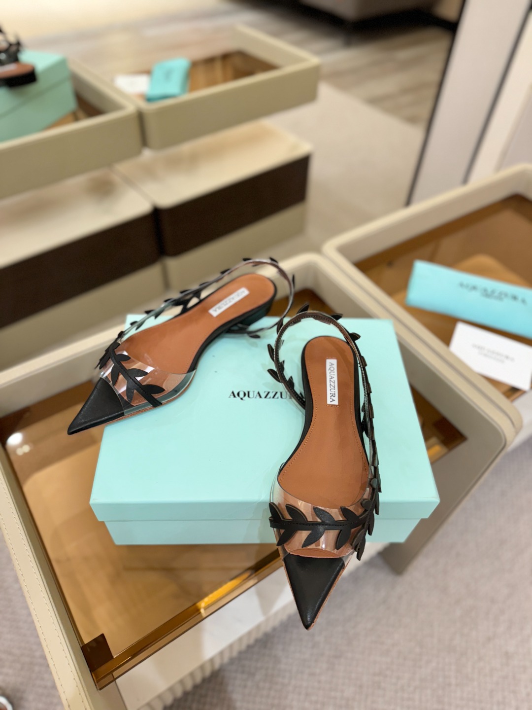 Aquazzura 🍍🍍「不追光，自己织一条星河走路」「他们说高跟才性感，我偏用平底鞋画出光的形状」「低