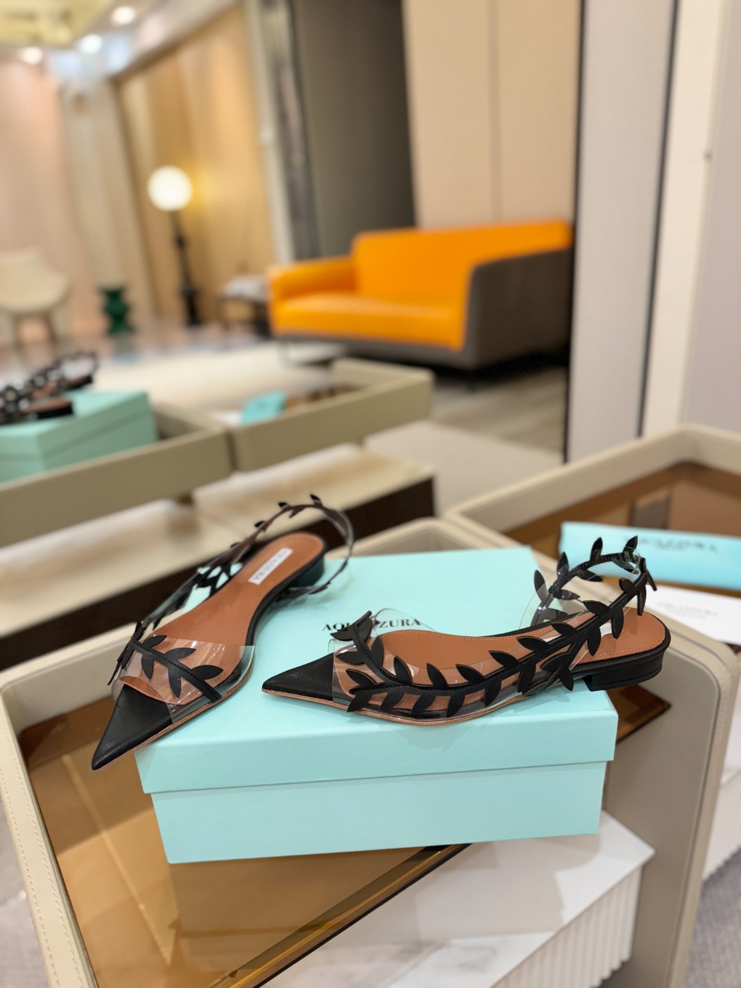 Aquazzura 🍍🍍「不追光，自己织一条星河走路」「他们说高跟才性感，我偏用平底鞋画出光的形状」「低