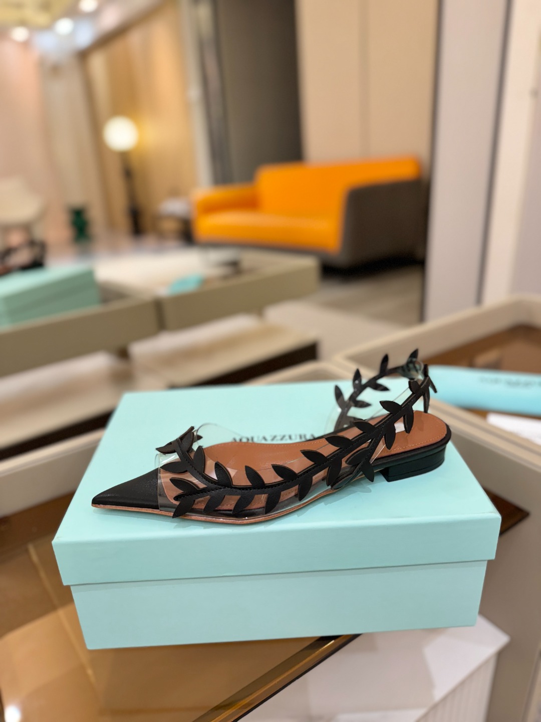 Aquazzura 🍍🍍「不追光，自己织一条星河走路」「他们说高跟才性感，我偏用平底鞋画出光的形状」「低
