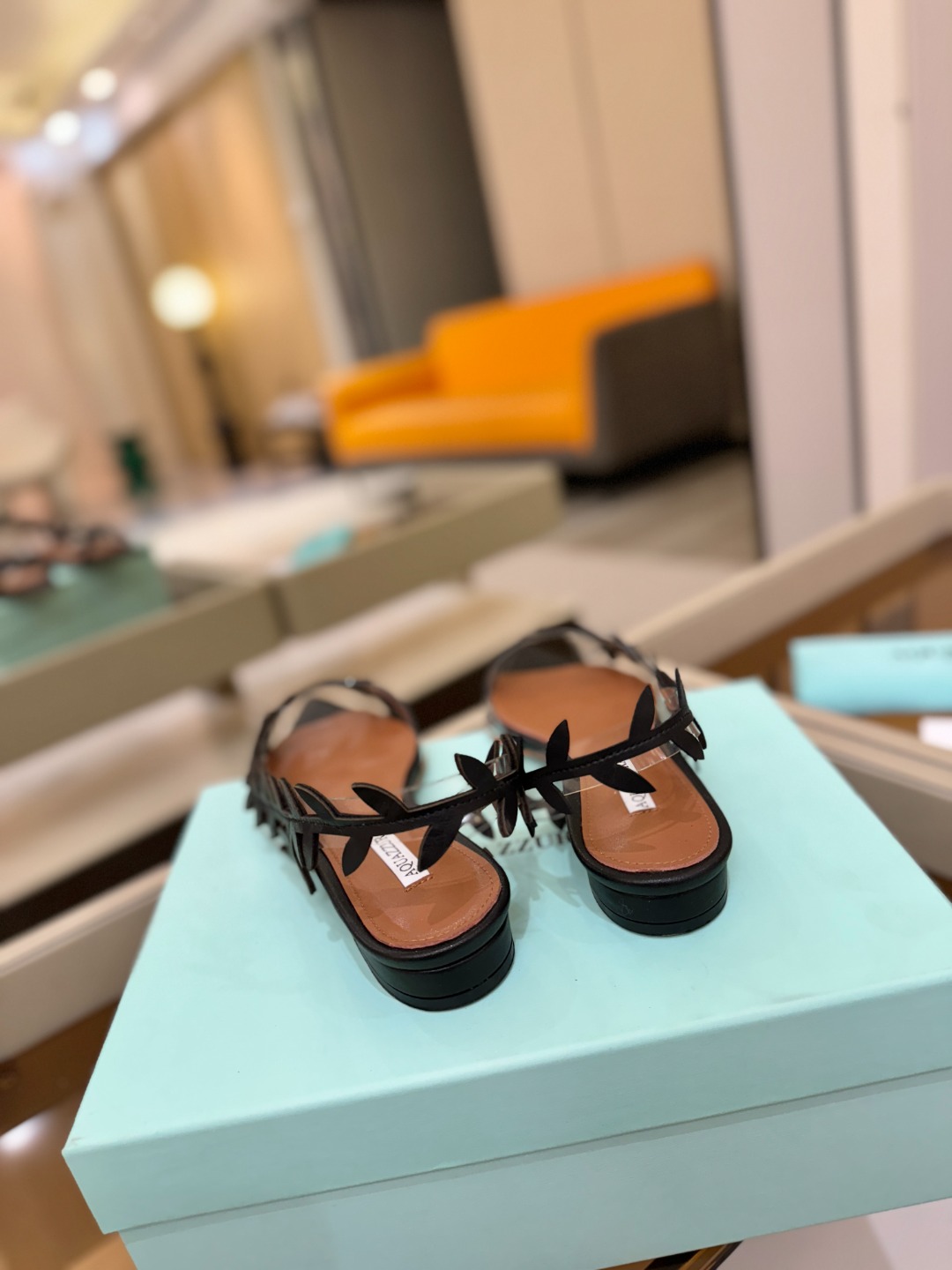 Aquazzura 🍍🍍「不追光，自己织一条星河走路」「他们说高跟才性感，我偏用平底鞋画出光的形状」「低