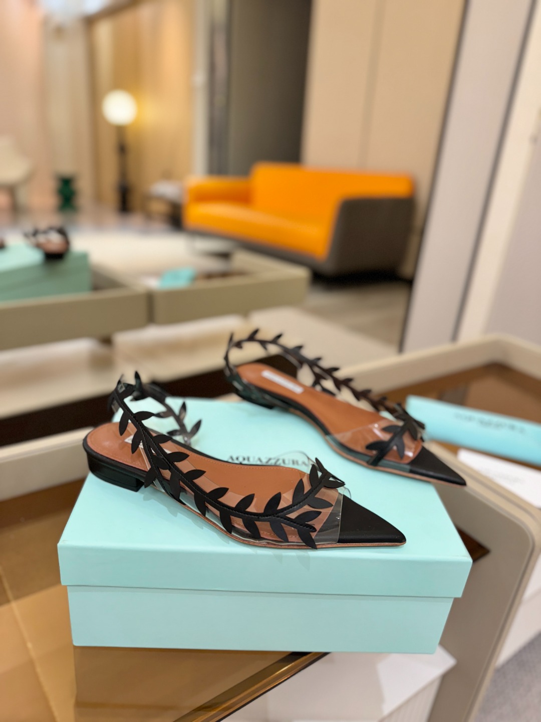 Aquazzura 🍍🍍「不追光，自己织一条星河走路」「他们说高跟才性感，我偏用平底鞋画出光的形状」「低