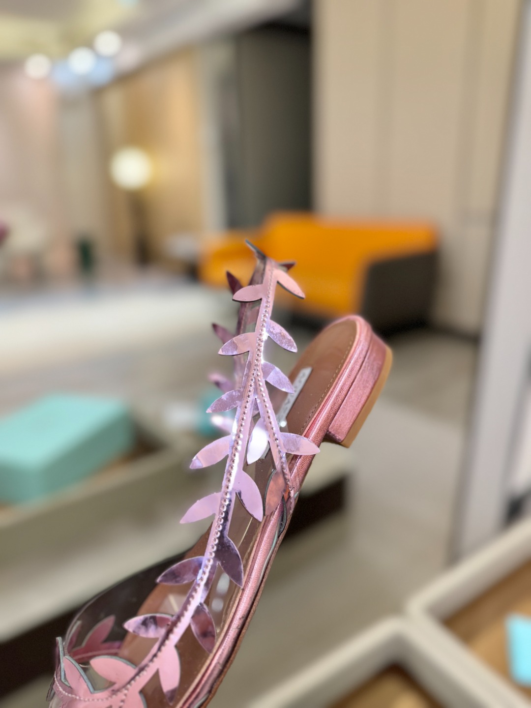 Aquazzura 🍍🍍「不追光，自己织一条星河走路」「他们说高跟才性感，我偏用平底鞋画出光的形状」「低