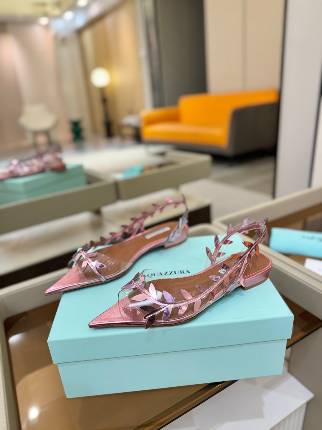 Aquazzura 🍍🍍「不追光，自己织一条星河走路」「他们说高跟才性感，我偏用平底鞋画出光的形状」「低
