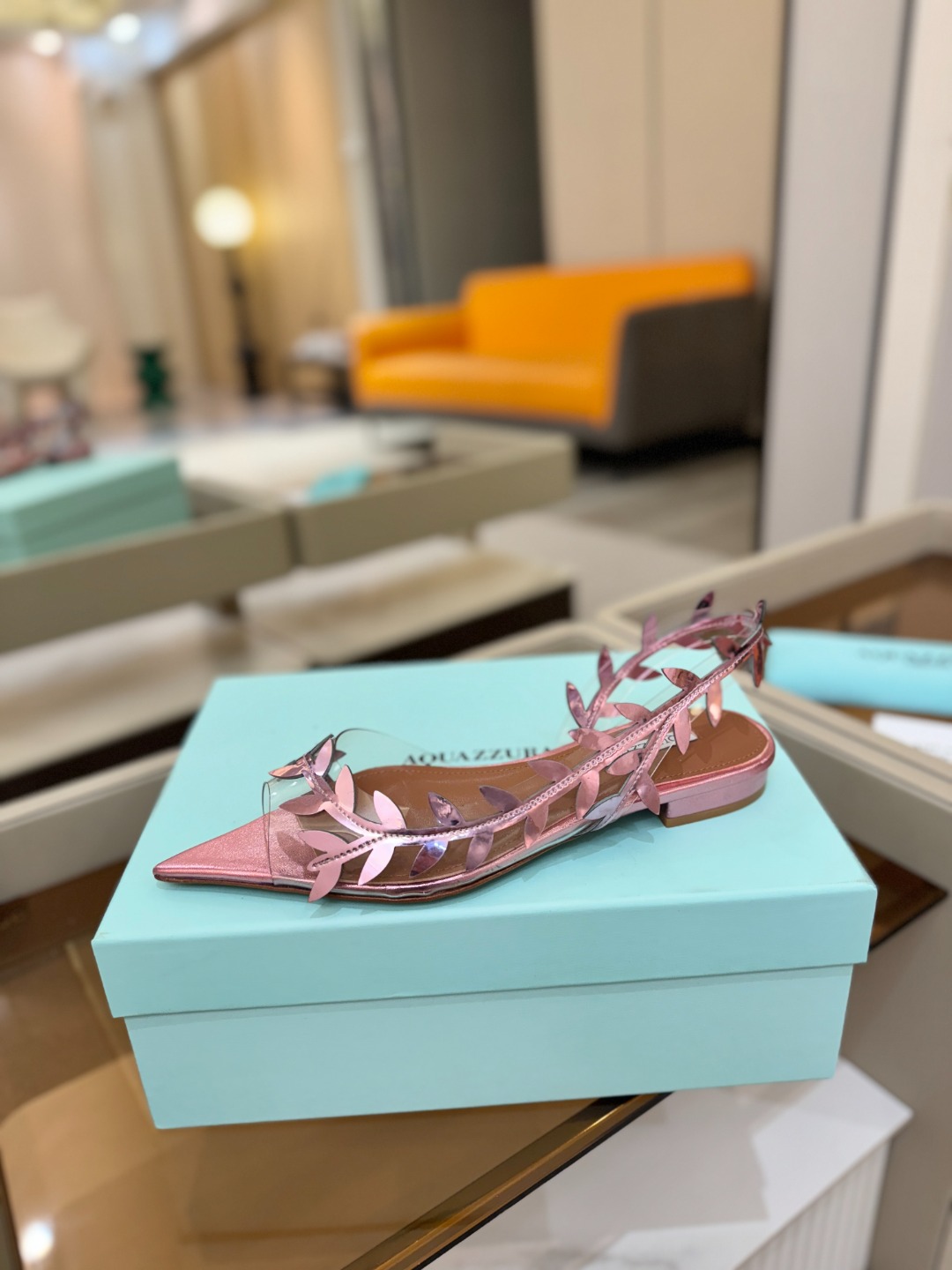 Aquazzura 🍍🍍「不追光，自己织一条星河走路」「他们说高跟才性感，我偏用平底鞋画出光的形状」「低