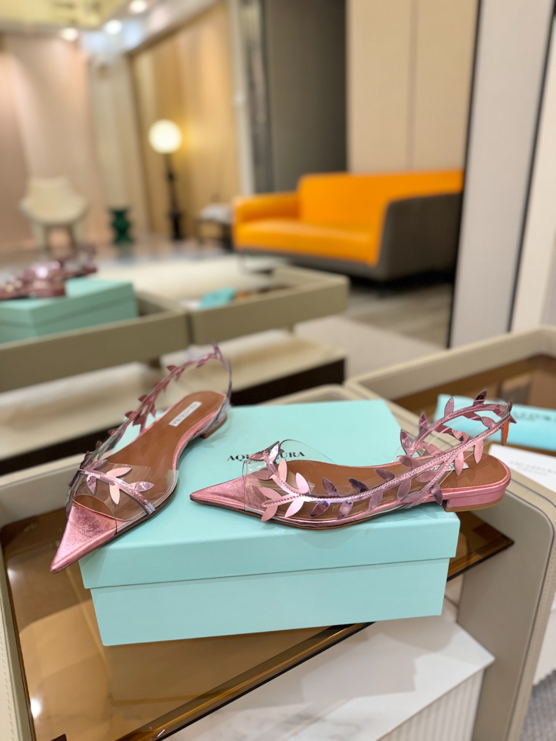 Aquazzura 🍍🍍「不追光，自己织一条星河走路」「他们说高跟才性感，我偏用平底鞋画出光的形状」「低