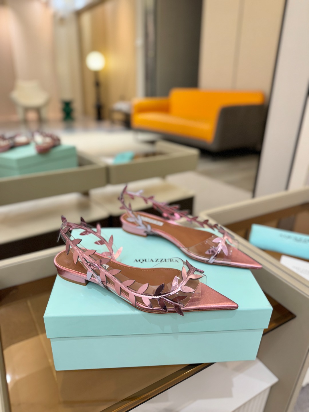 Aquazzura 🍍🍍「不追光，自己织一条星河走路」「他们说高跟才性感，我偏用平底鞋画出光的形状」「低