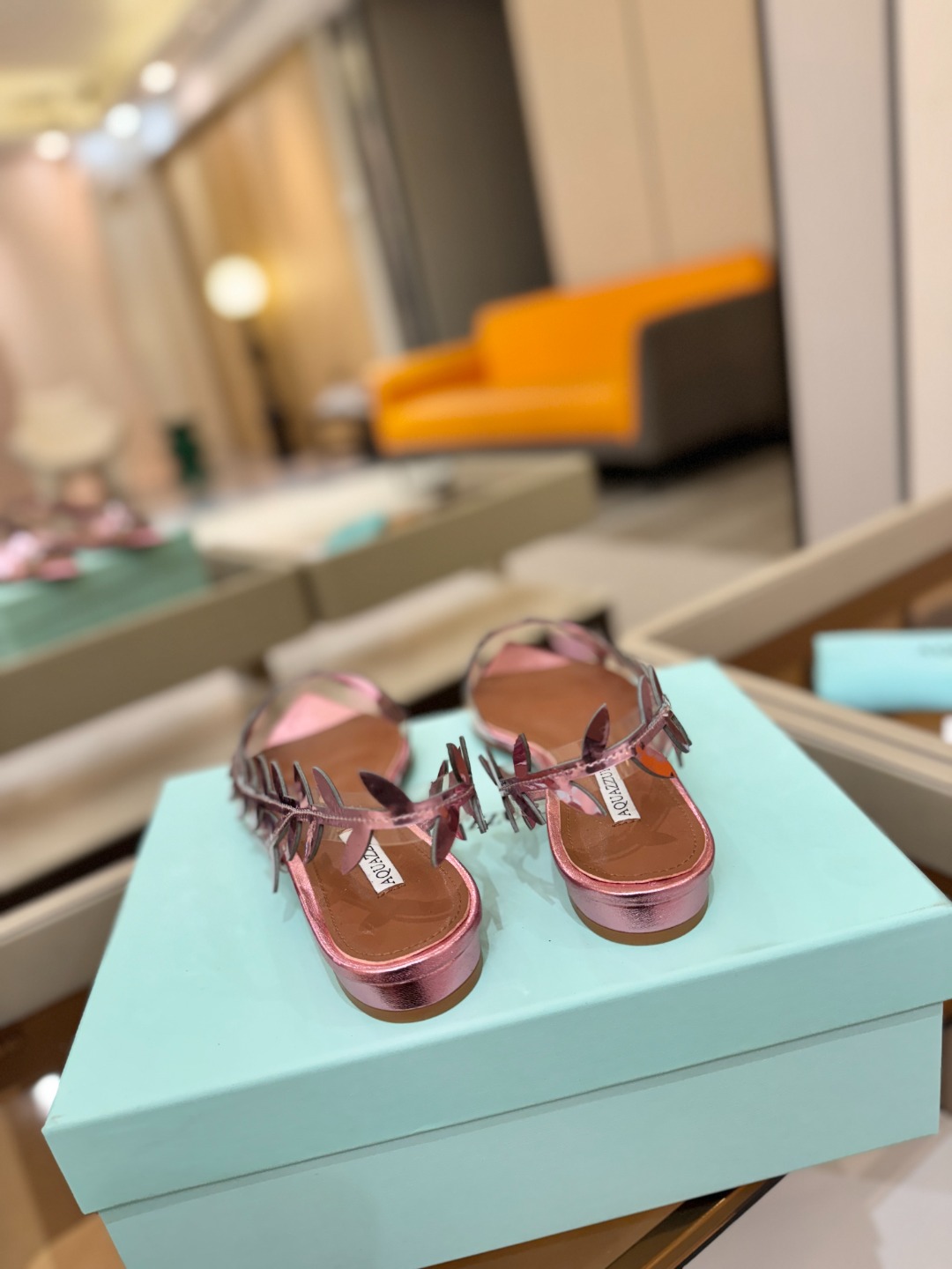 Aquazzura 🍍🍍「不追光，自己织一条星河走路」「他们说高跟才性感，我偏用平底鞋画出光的形状」「低