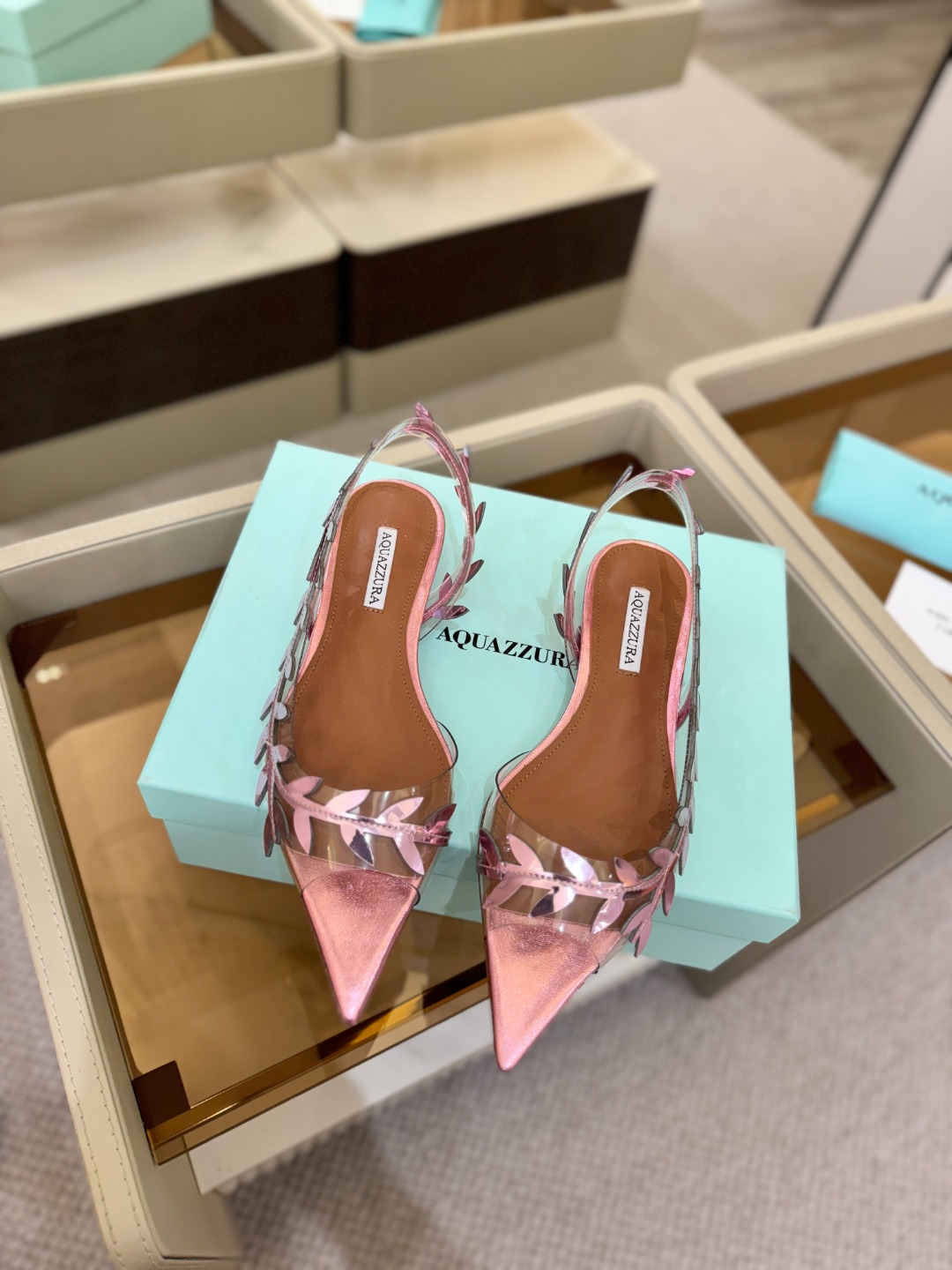 Aquazzura 🍍🍍「不追光，自己织一条星河走路」「他们说高跟才性感，我偏用平底鞋画出光的形状」「低