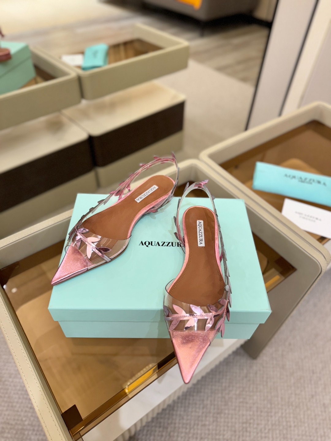 Aquazzura 🍍🍍「不追光，自己织一条星河走路」「他们说高跟才性感，我偏用平底鞋画出光的形状」「低