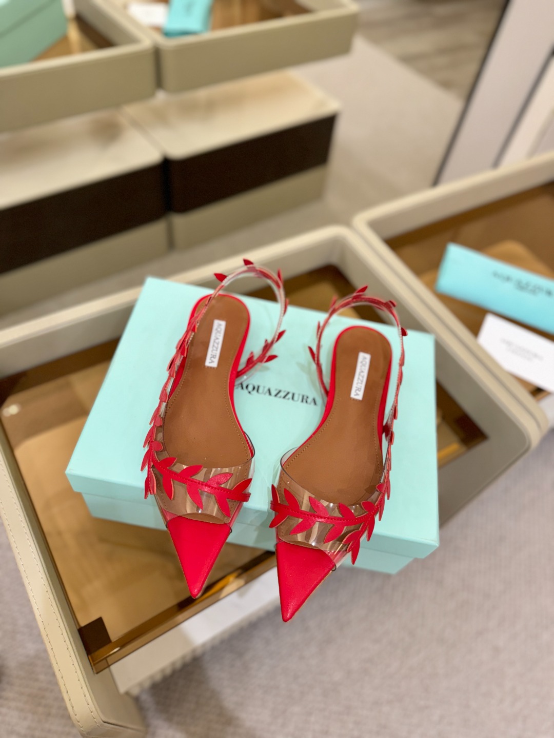 Aquazzura 🍍🍍「不追光，自己织一条星河走路」「他们说高跟才性感，我偏用平底鞋画出光的形状」「低