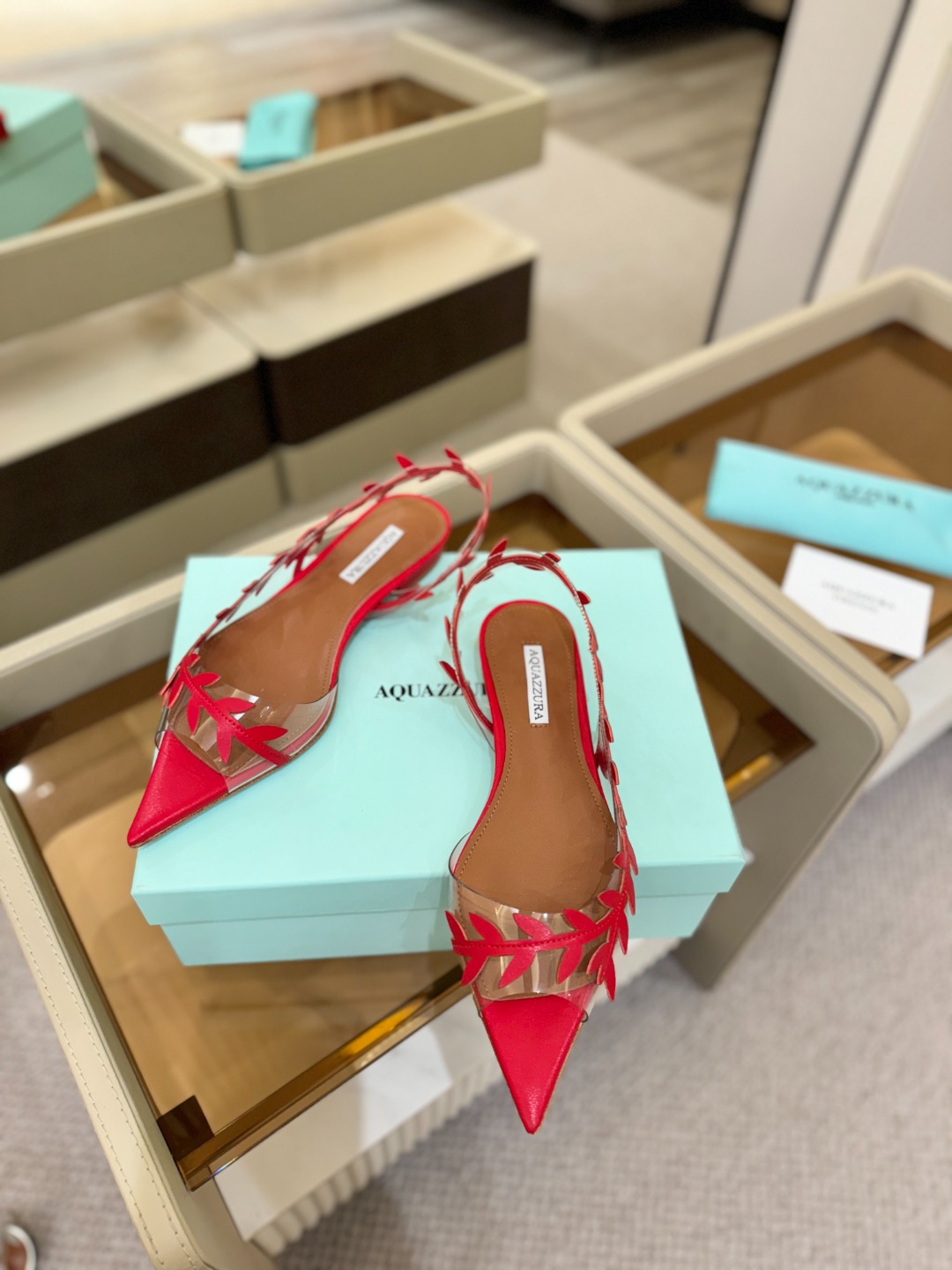 Aquazzura 🍍🍍「不追光，自己织一条星河走路」「他们说高跟才性感，我偏用平底鞋画出光的形状」「低