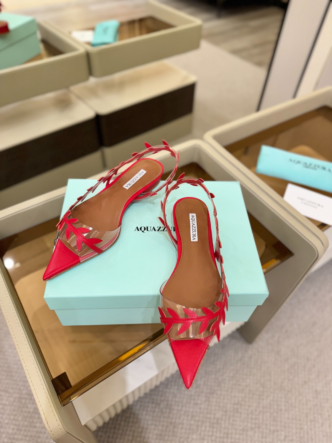 Aquazzura 🍍🍍「不追光，自己织一条星河走路」「他们说高跟才性感，我偏用平底鞋画出光的形状」「低