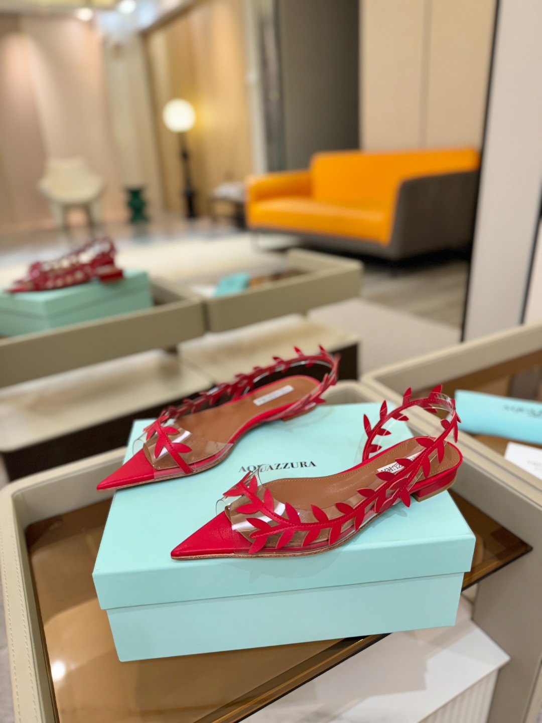 Aquazzura 🍍🍍「不追光，自己织一条星河走路」「他们说高跟才性感，我偏用平底鞋画出光的形状」「低
