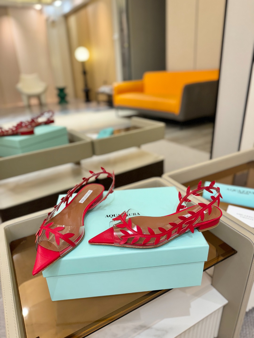 Aquazzura 🍍🍍「不追光，自己织一条星河走路」「他们说高跟才性感，我偏用平底鞋画出光的形状」「低