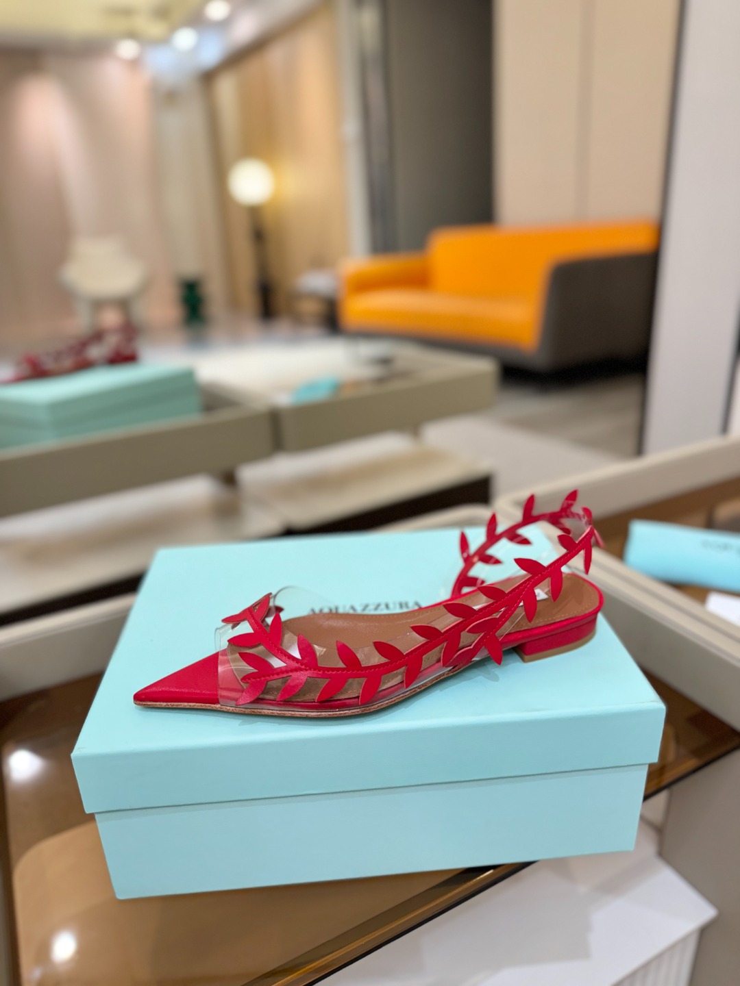 Aquazzura 🍍🍍「不追光，自己织一条星河走路」「他们说高跟才性感，我偏用平底鞋画出光的形状」「低