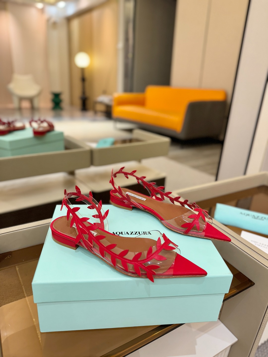 Aquazzura 🍍🍍「不追光，自己织一条星河走路」「他们说高跟才性感，我偏用平底鞋画出光的形状」「低