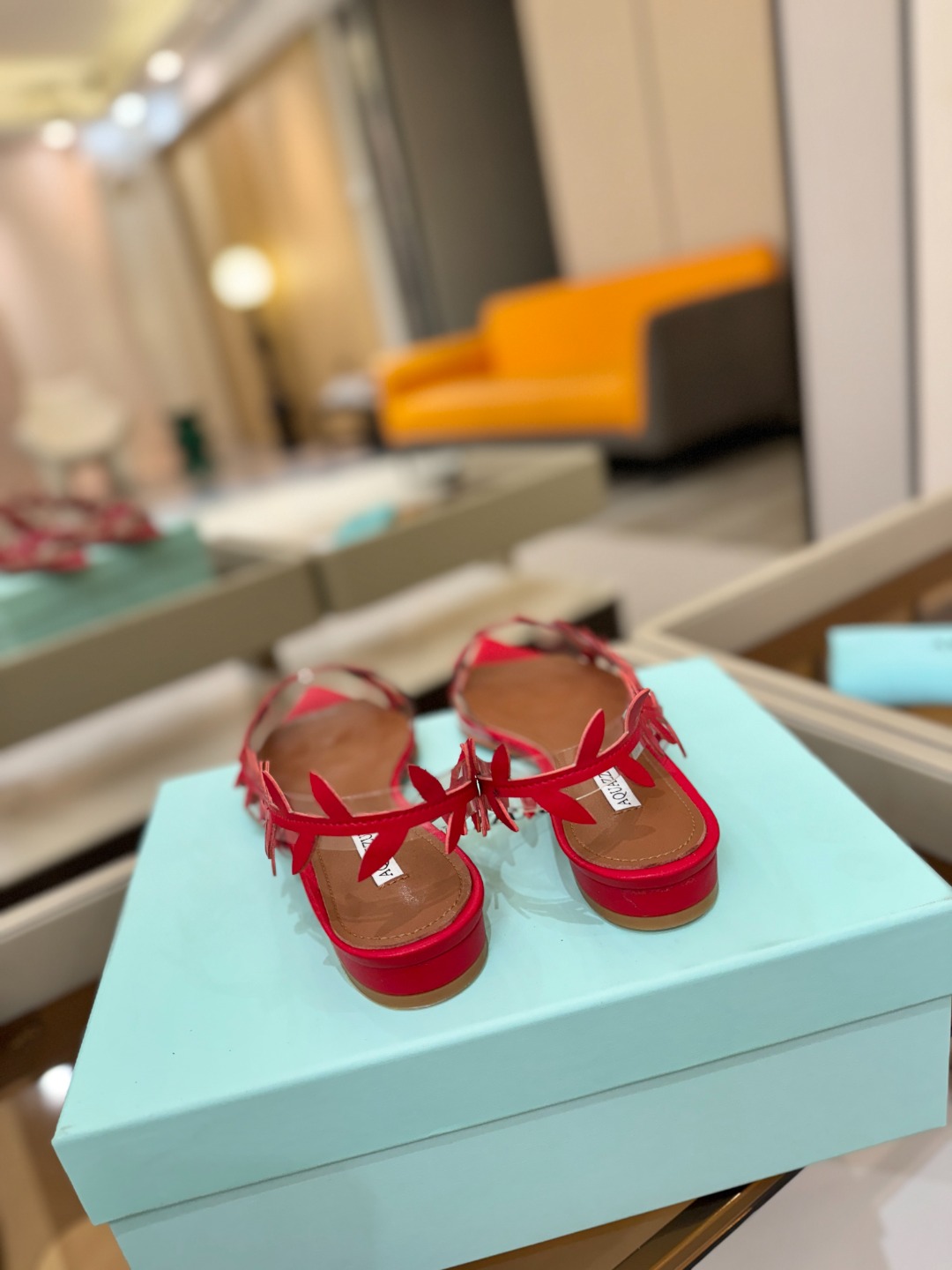 Aquazzura 🍍🍍「不追光，自己织一条星河走路」「他们说高跟才性感，我偏用平底鞋画出光的形状」「低