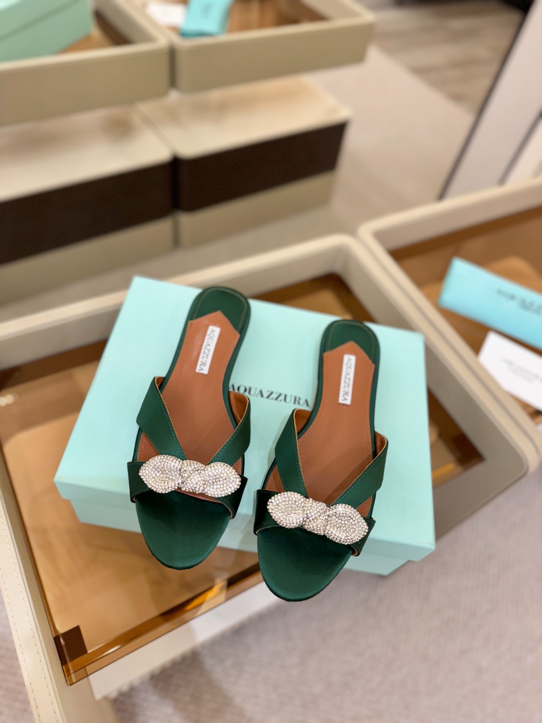 Aquazzura 🍍🍍「不追光，自己织一条星河走路」「他们说高跟才性感，我偏用平底鞋画出光的形状」「低