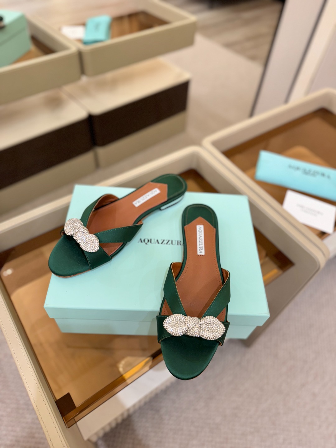 Aquazzura 🍍🍍「不追光，自己织一条星河走路」「他们说高跟才性感，我偏用平底鞋画出光的形状」「低