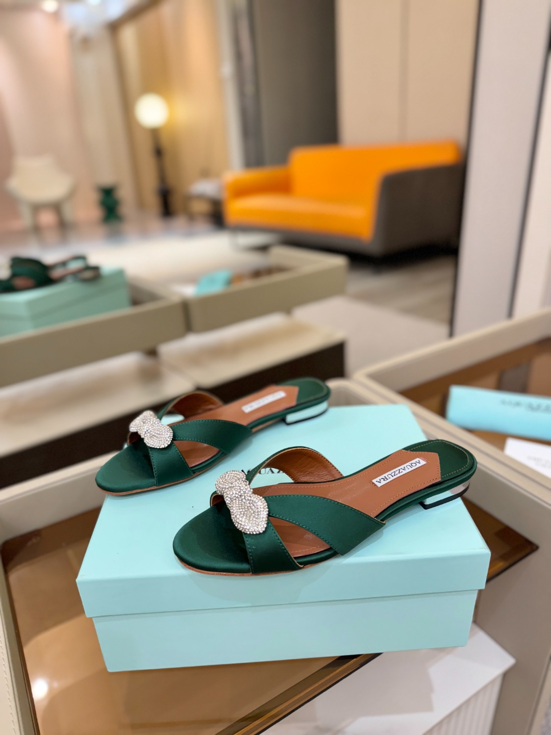 Aquazzura 🍍🍍「不追光，自己织一条星河走路」「他们说高跟才性感，我偏用平底鞋画出光的形状」「低