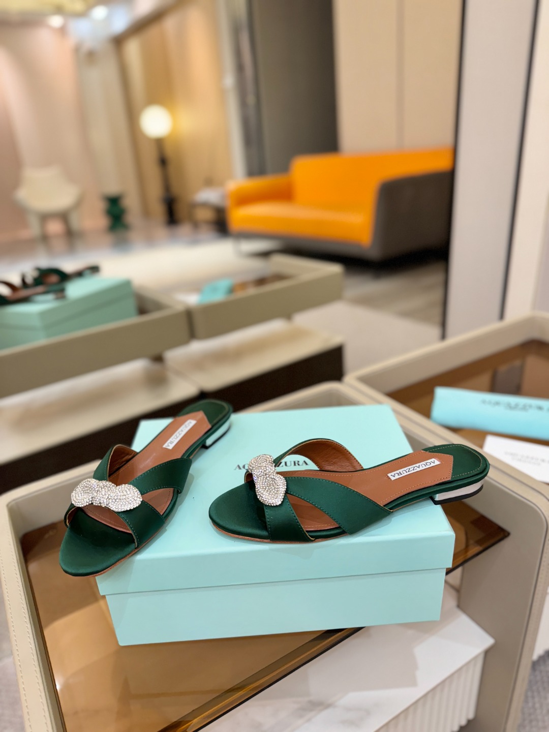 Aquazzura 🍍🍍「不追光，自己织一条星河走路」「他们说高跟才性感，我偏用平底鞋画出光的形状」「低