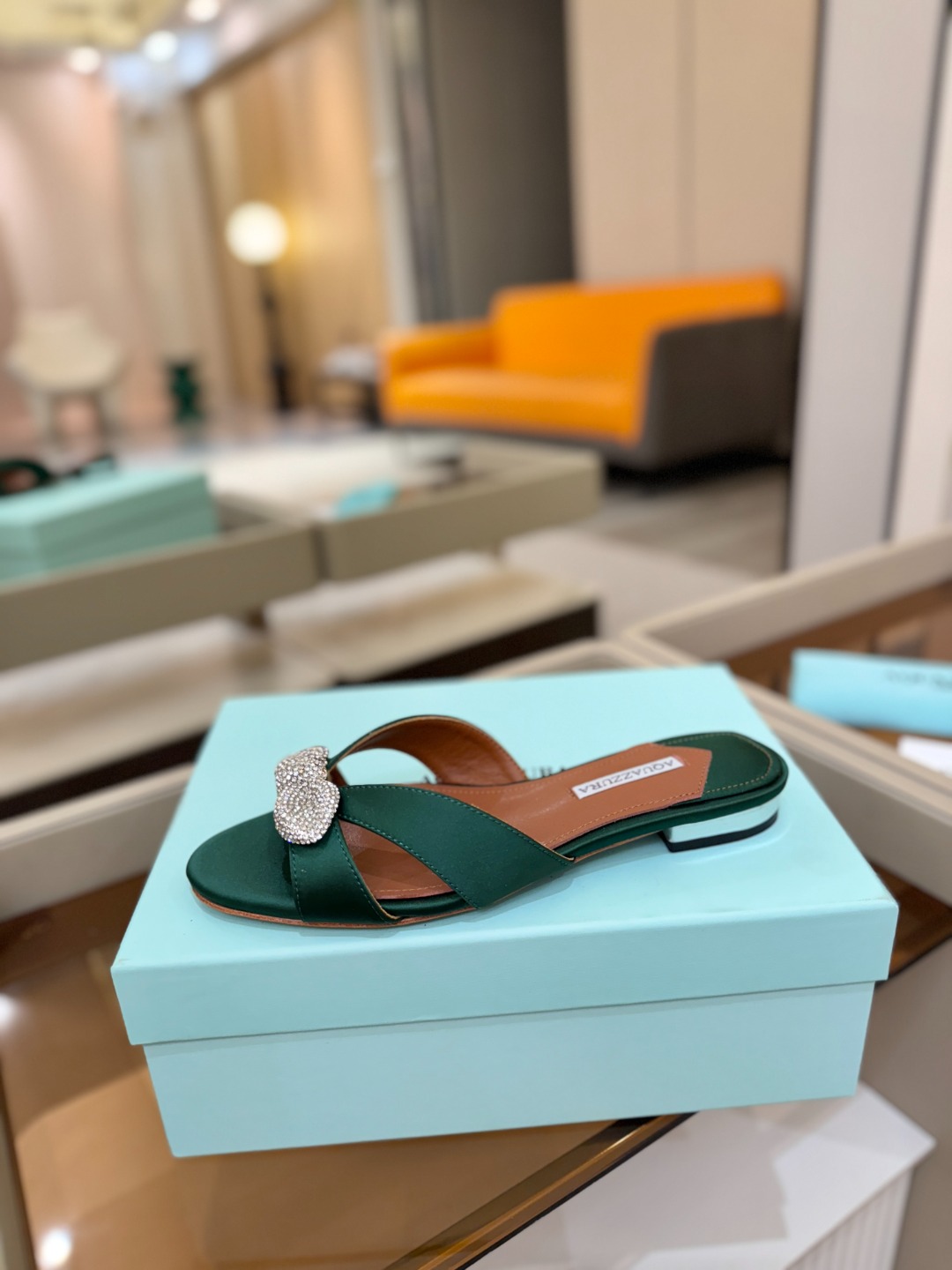 Aquazzura 🍍🍍「不追光，自己织一条星河走路」「他们说高跟才性感，我偏用平底鞋画出光的形状」「低