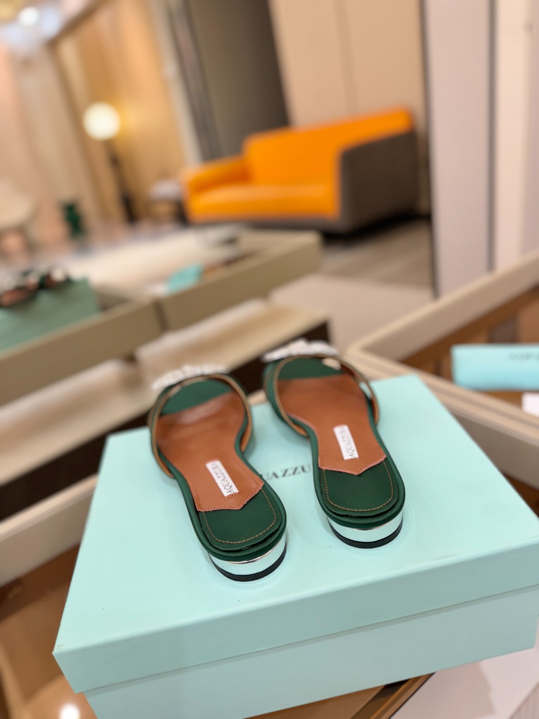 Aquazzura 🍍🍍「不追光，自己织一条星河走路」「他们说高跟才性感，我偏用平底鞋画出光的形状」「低