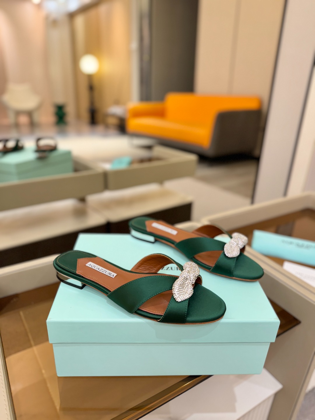 Aquazzura 🍍🍍「不追光，自己织一条星河走路」「他们说高跟才性感，我偏用平底鞋画出光的形状」「低