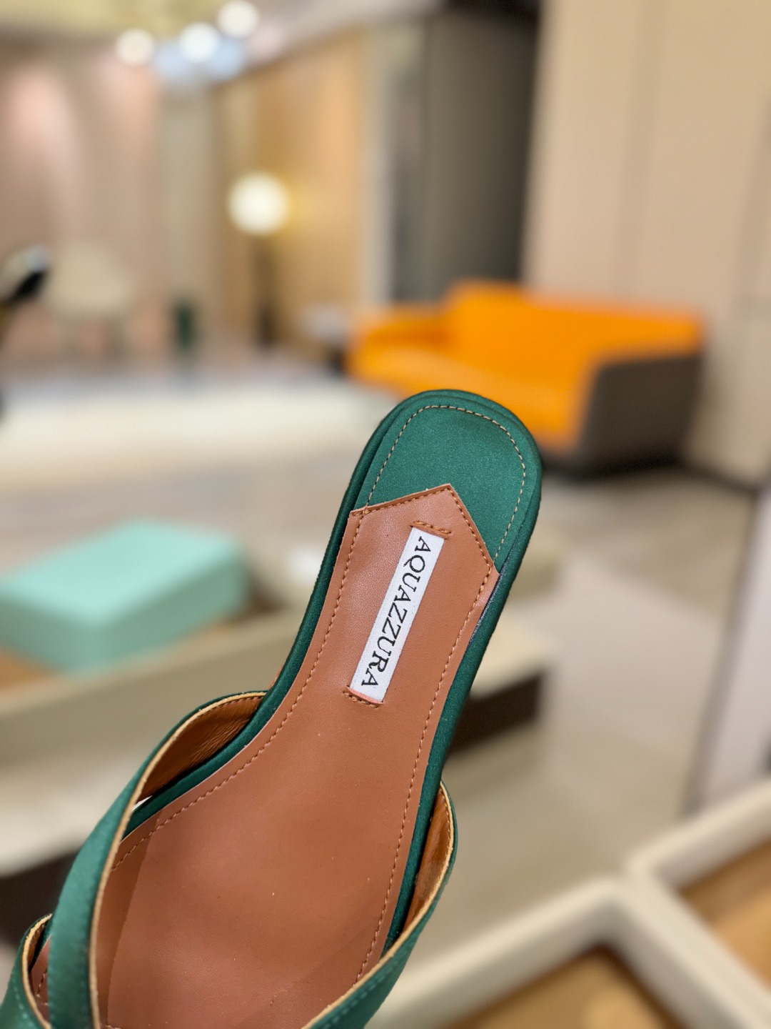 Aquazzura 🍍🍍「不追光，自己织一条星河走路」「他们说高跟才性感，我偏用平底鞋画出光的形状」「低