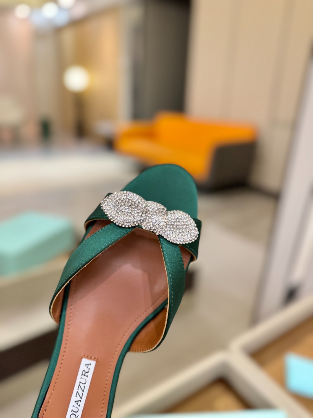 Aquazzura 🍍🍍「不追光，自己织一条星河走路」「他们说高跟才性感，我偏用平底鞋画出光的形状」「低