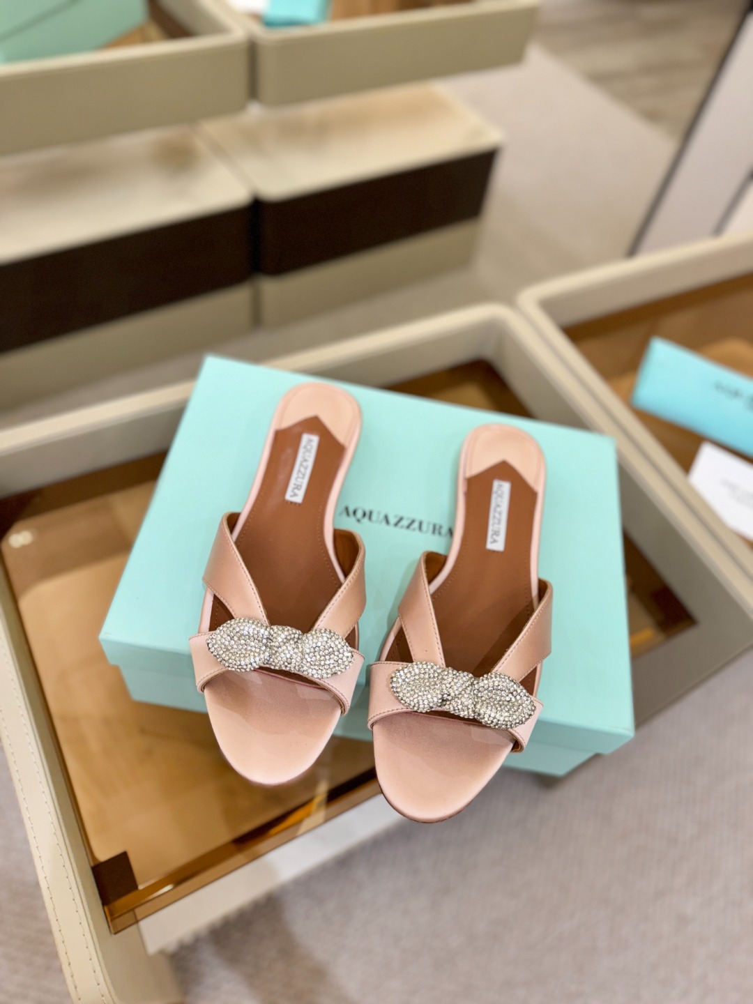 Aquazzura 🍍🍍「不追光，自己织一条星河走路」「他们说高跟才性感，我偏用平底鞋画出光的形状」「低