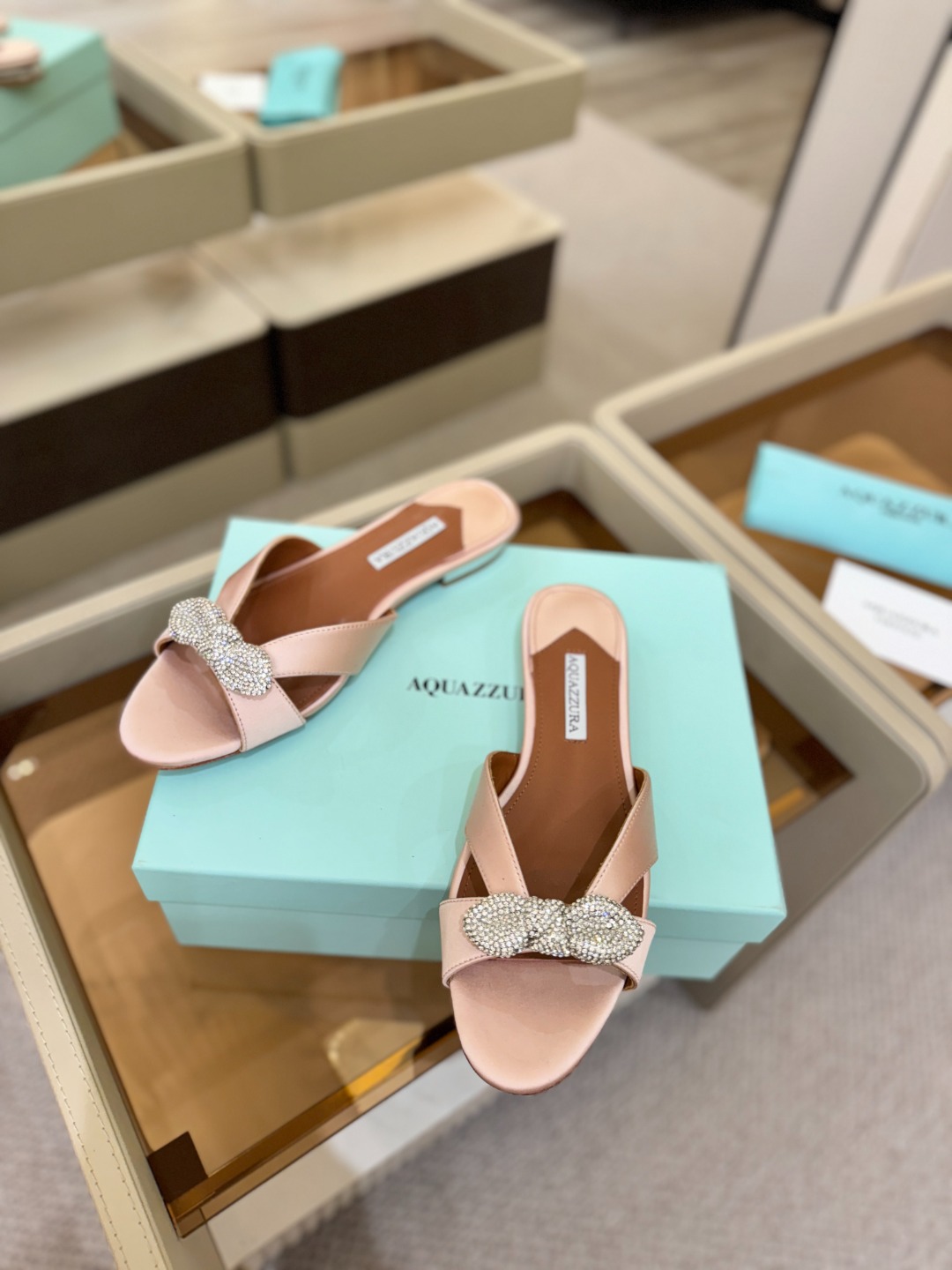Aquazzura 🍍🍍「不追光，自己织一条星河走路」「他们说高跟才性感，我偏用平底鞋画出光的形状」「低
