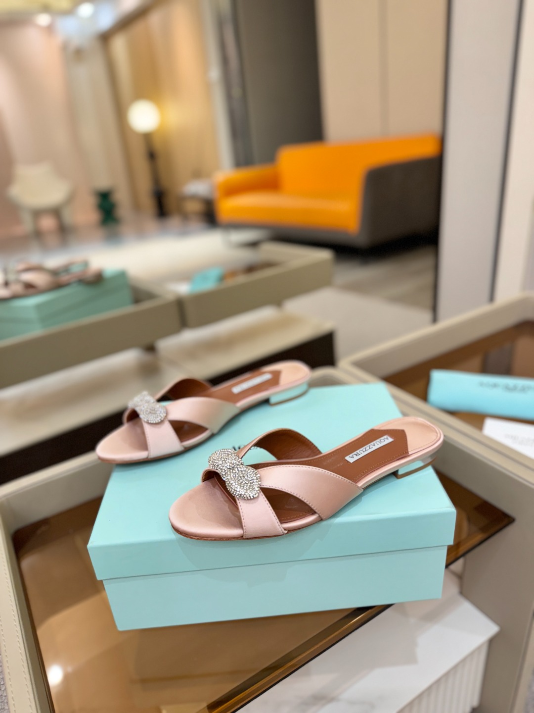 Aquazzura 🍍🍍「不追光，自己织一条星河走路」「他们说高跟才性感，我偏用平底鞋画出光的形状」「低